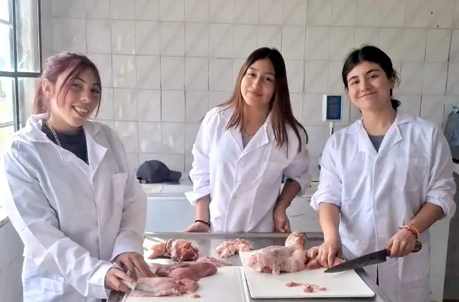 En plena tarea. Alumnas de la escuela de Santamarina
