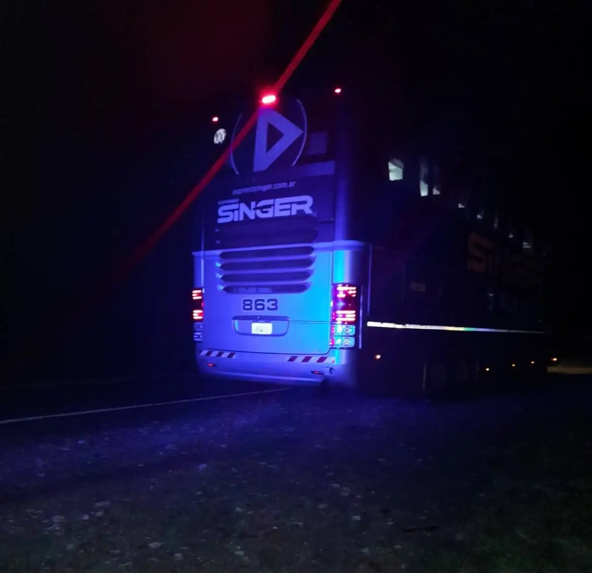 Lo chocó un colectivo y salió corriendo hacia un campo