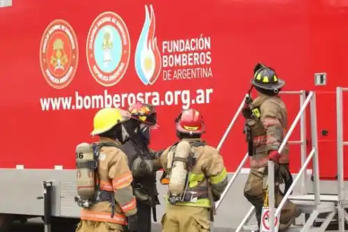 Bomberos de todo el país protestaron por los subsidios con un toque de sirenas