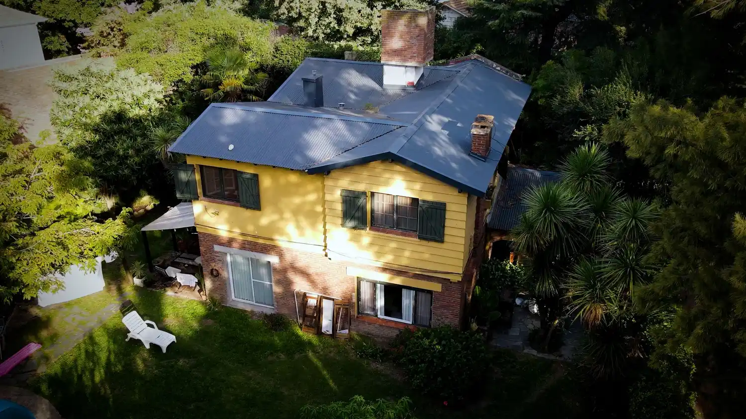 El audiovisual recorre la historia de la emblemática historieta "El Eternauta", la vida de su autor Héctor Germán Oesterheld y el destino de su familia.