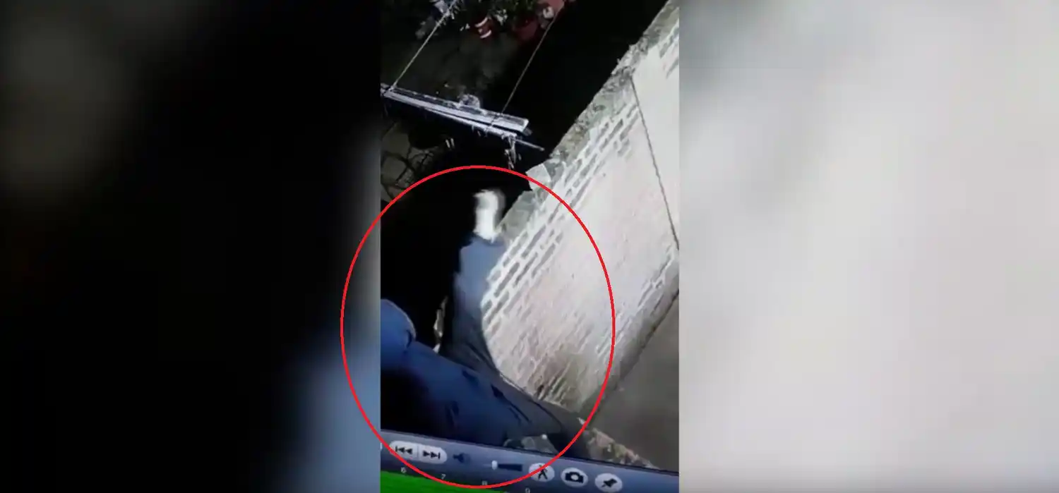 Así se meten a los patios de las casas: el video que registra el accionar de la delincuencia