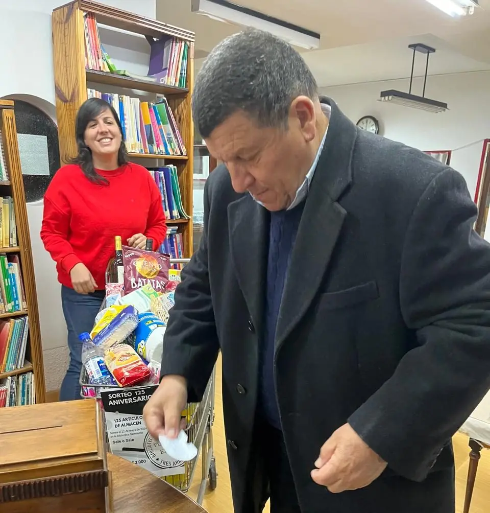 Se sorteó el chango de artículos de almacén por los 125 años de la Biblioteca Sarmiento