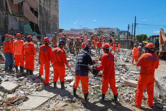 DESPLOME DE EDIFICIO en Brasil deja al menos seis fallecidos