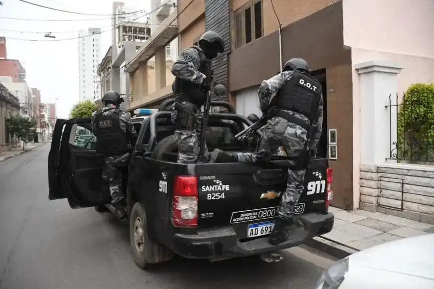 El momento en que se traslada un detenido desde el inmueble ubicado en 1° de Mayo al 3000. Crédito: Flavio Raina