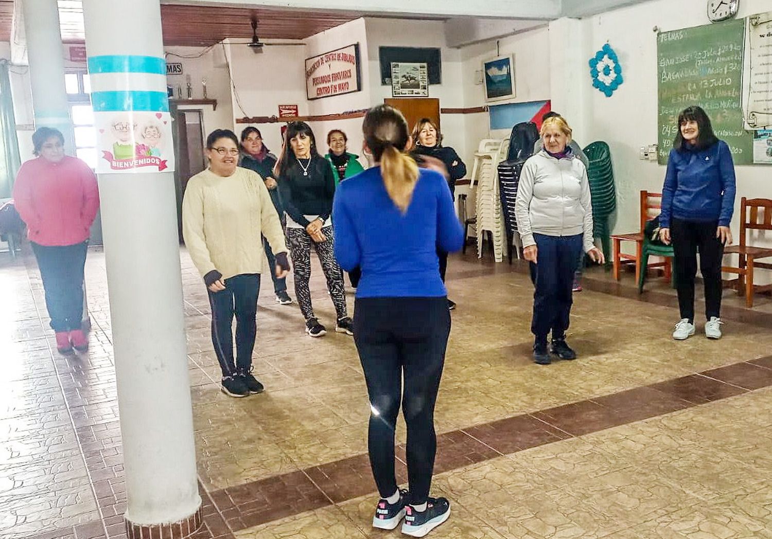 Clase de bachata destinada a adultos mayores