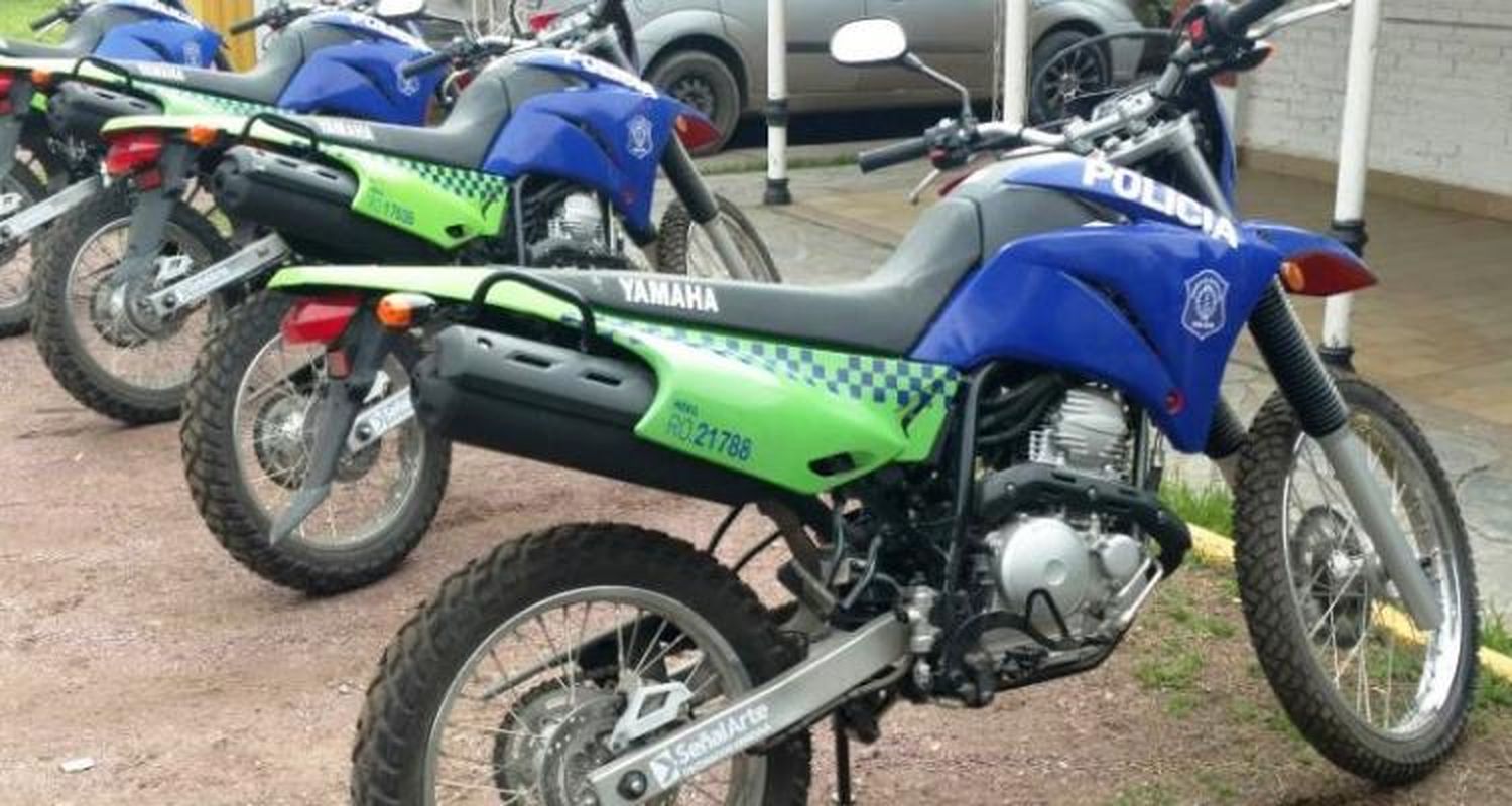 Moto de la Policía Local chocó con una camioneta