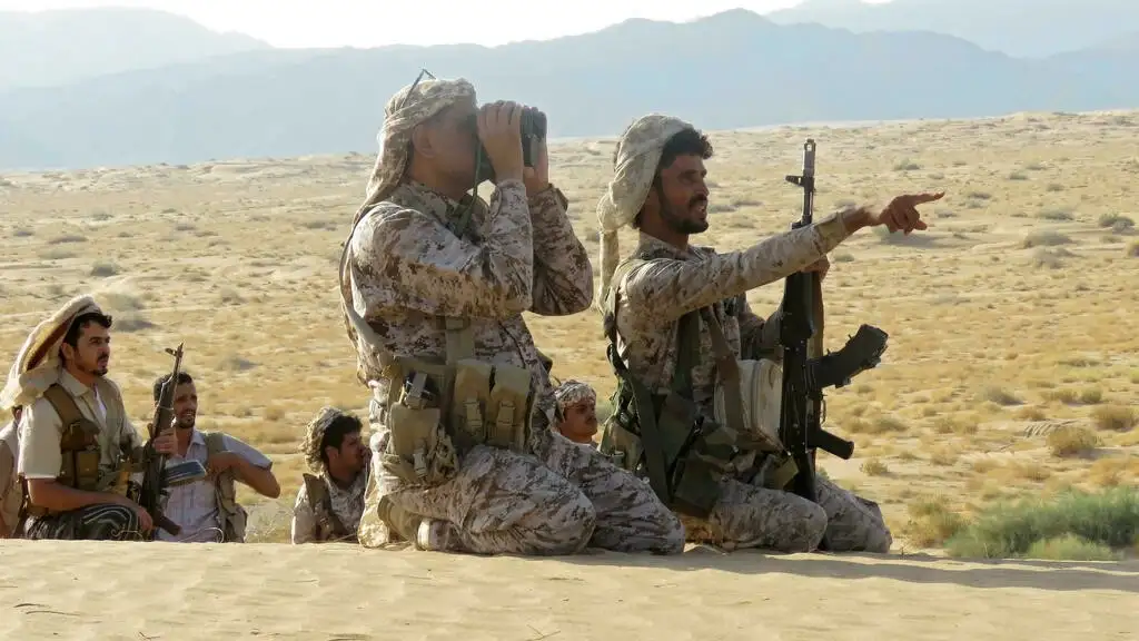 Combatientes leales al gobierno de Yemen apoyado por Arabia Saudita, en el frente de Marib, provincia del noreste controlada por rebeldes hutíes apoyados por Irán.