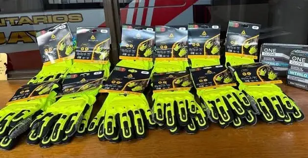 Nuevos guantes de rescate.-