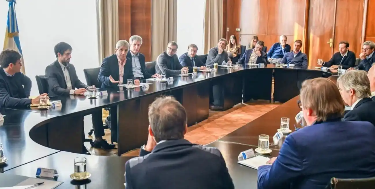 El ministro Caputo remarcó que la velocidad de la recuperación económica dependerá de la confianza de la gente y del sector privado en el programa económico.