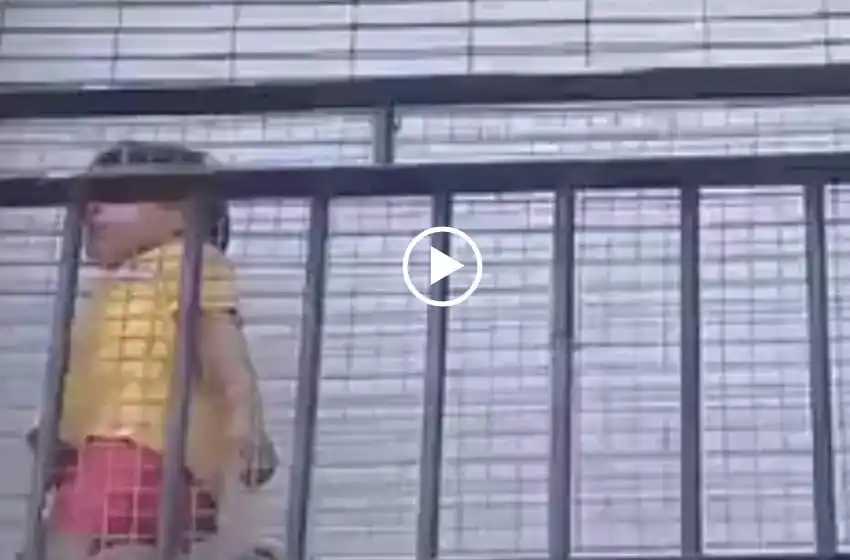 Encierran en el balcón de un jardín a un niño de 4 años