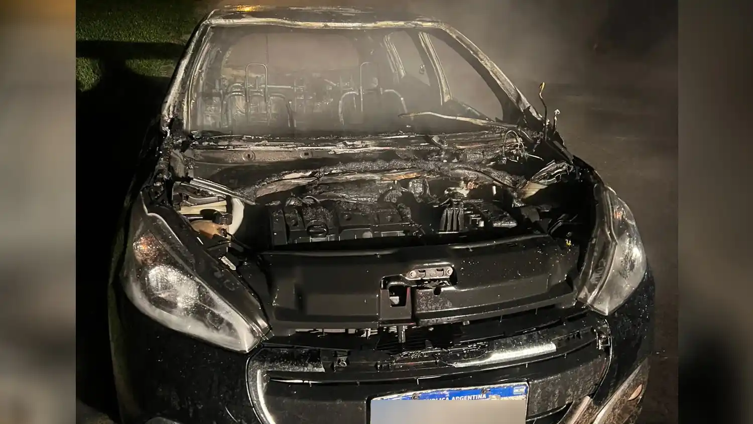 Los atacantes usaron un Peugeot negro para movilizarse.