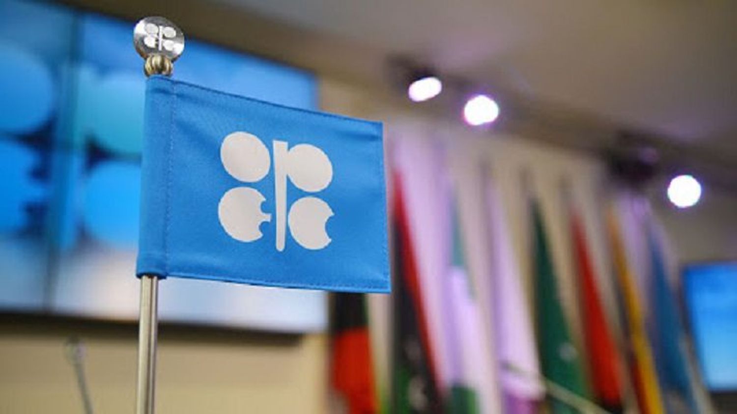 La OPEP+ decide aumentar ligeramente su producción de petróleo en febrero y marzo