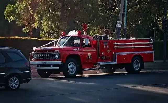 Almirante Brown: Se casó un bombero y pasaron a buscar a la novia con el autobomba