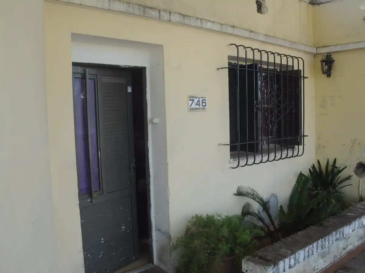 Le patearon la puerta de la casa y le llevaron moto, celular y dinero