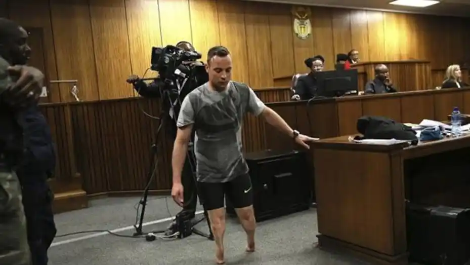 Video: Caminó sin prótesis en el juicio por la muerte de su novia