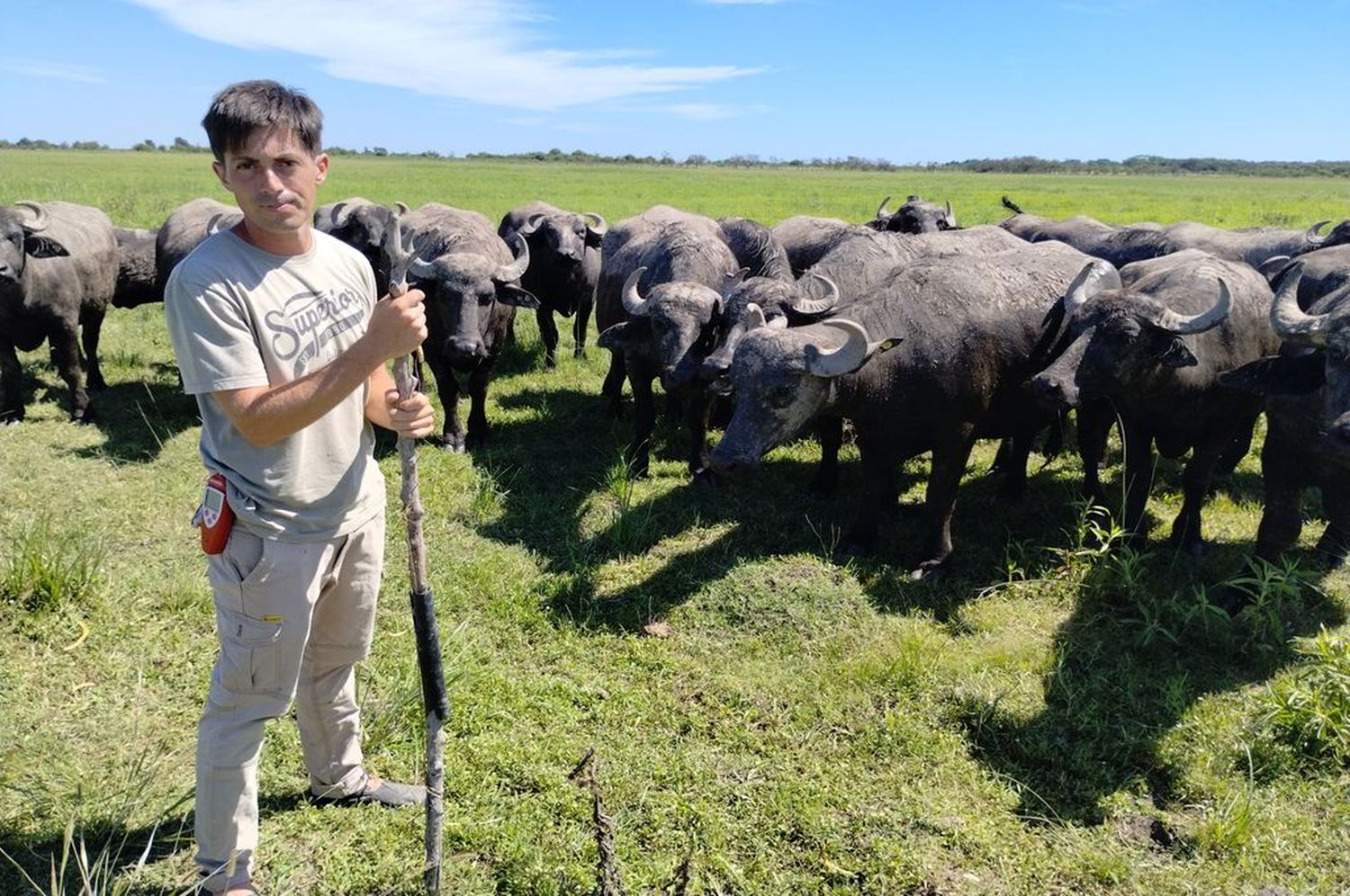 "En la ganadería regenerativa lo primero que se tiene que regenerar es la persona y en base a eso el resto: el suelo, los animales y la economía", definió el joven de 33 años. "Es el cambio de cabeza, empezar a ver distinto las cosas; abandonar lo que aprendimos en el pasado, que por ahí no nos llevó a buen puerto, y entender cómo funciona la naturaleza y estar en sintonía con ella".