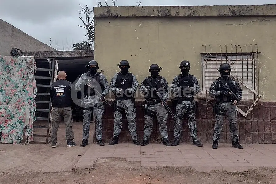 Allanaron un bunker de droga en Frontera y dos delincuentes intentaron escapar por los techos
