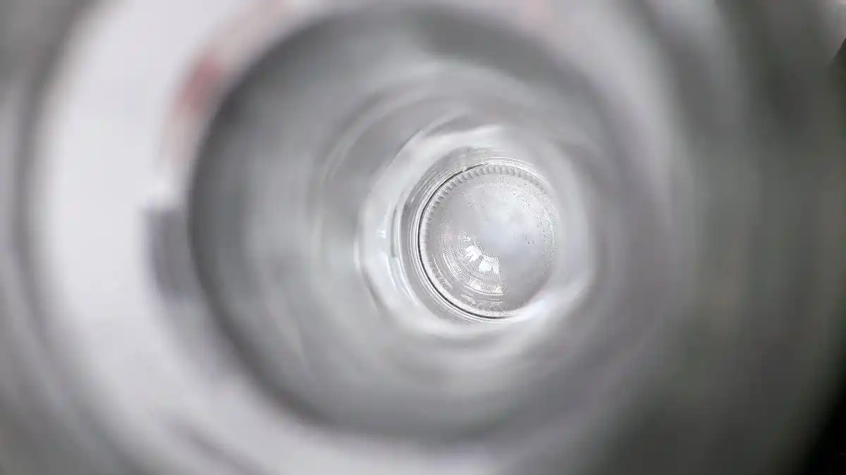 Miremos la botella con optimismo