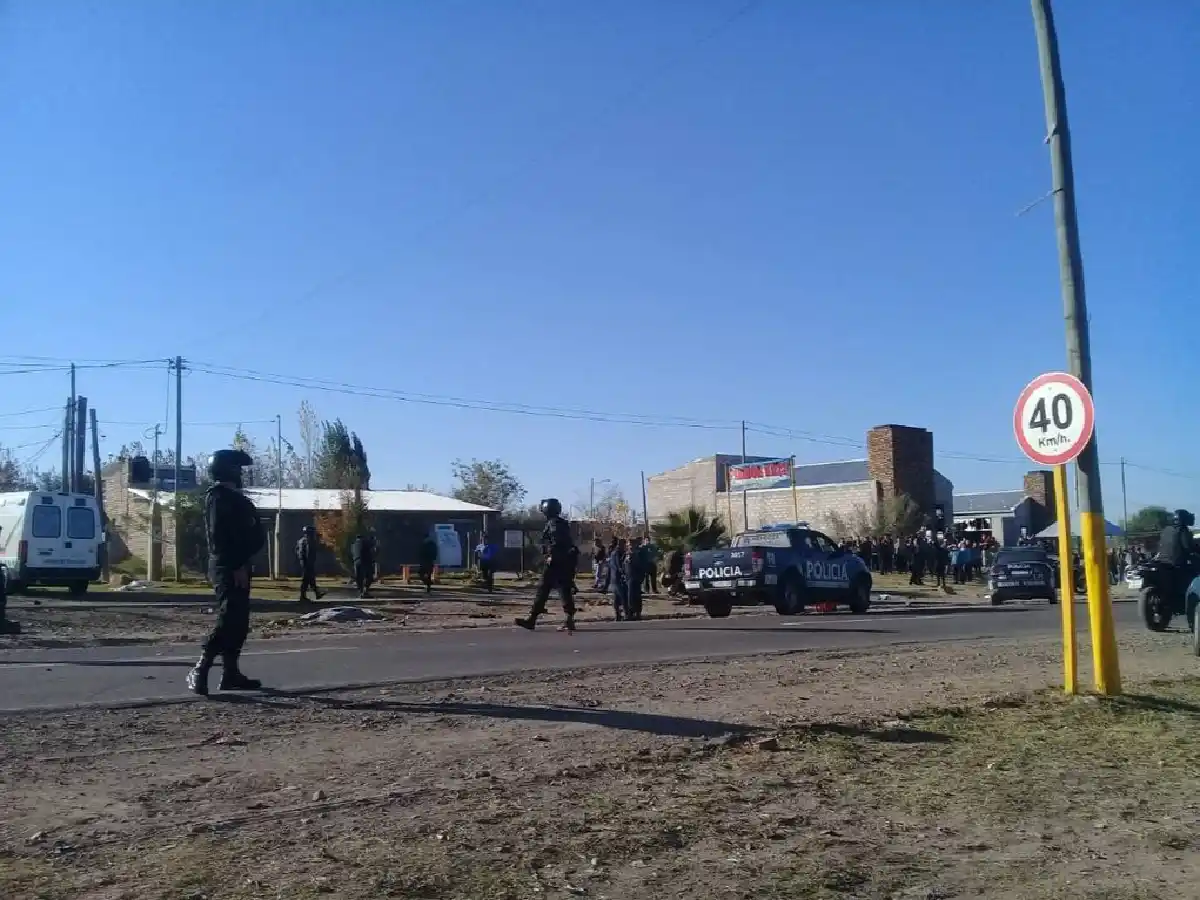 Apuñaló a una embarazada y mató a dos policías cuando huía