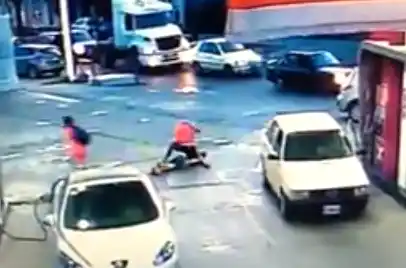 Video: Violencia y locura en una estación de servicio de Buenos Aires