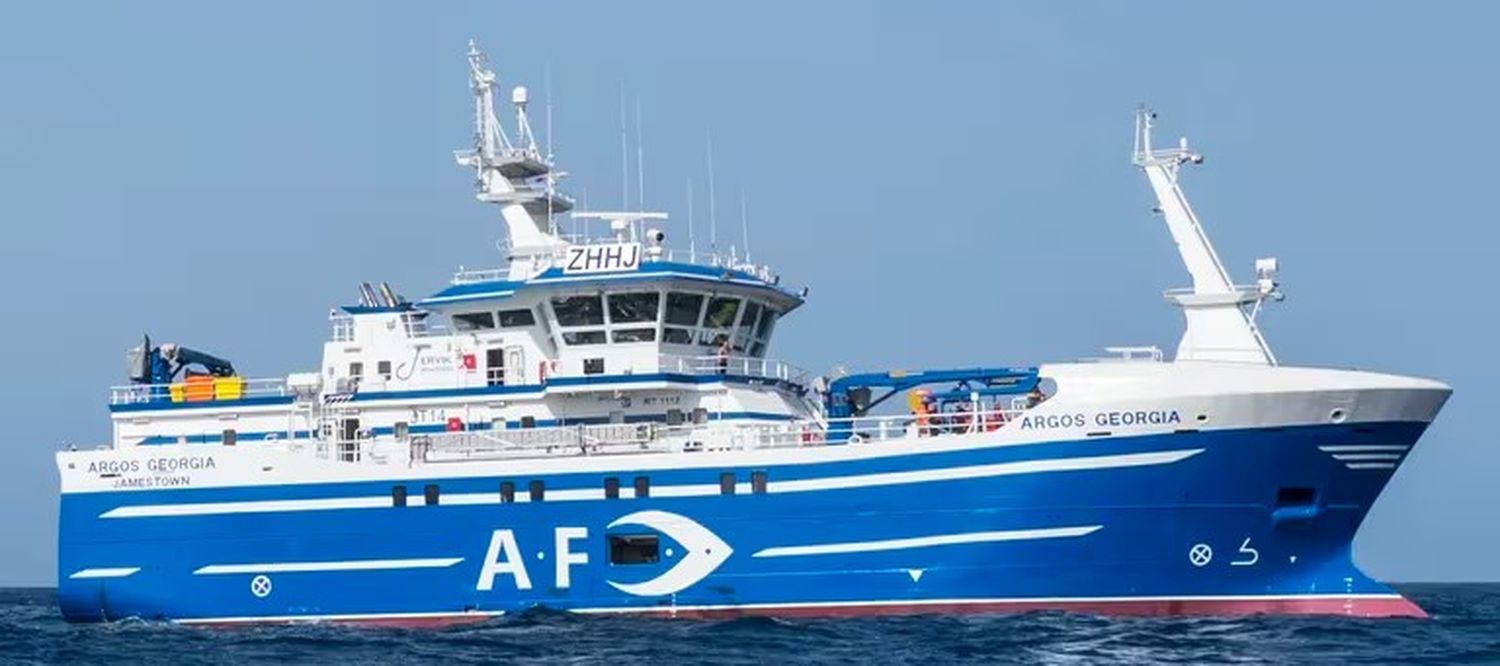 Vista del pesquero Argos Georgia, en el que iban 27 personas a bordo, entre ellos tripulantes españoles, que se ha hundido de madrugada en las Islas Malvinas. EFE/Comisión para la Conservación de los Recursos Vivos Marinos Antárticos
