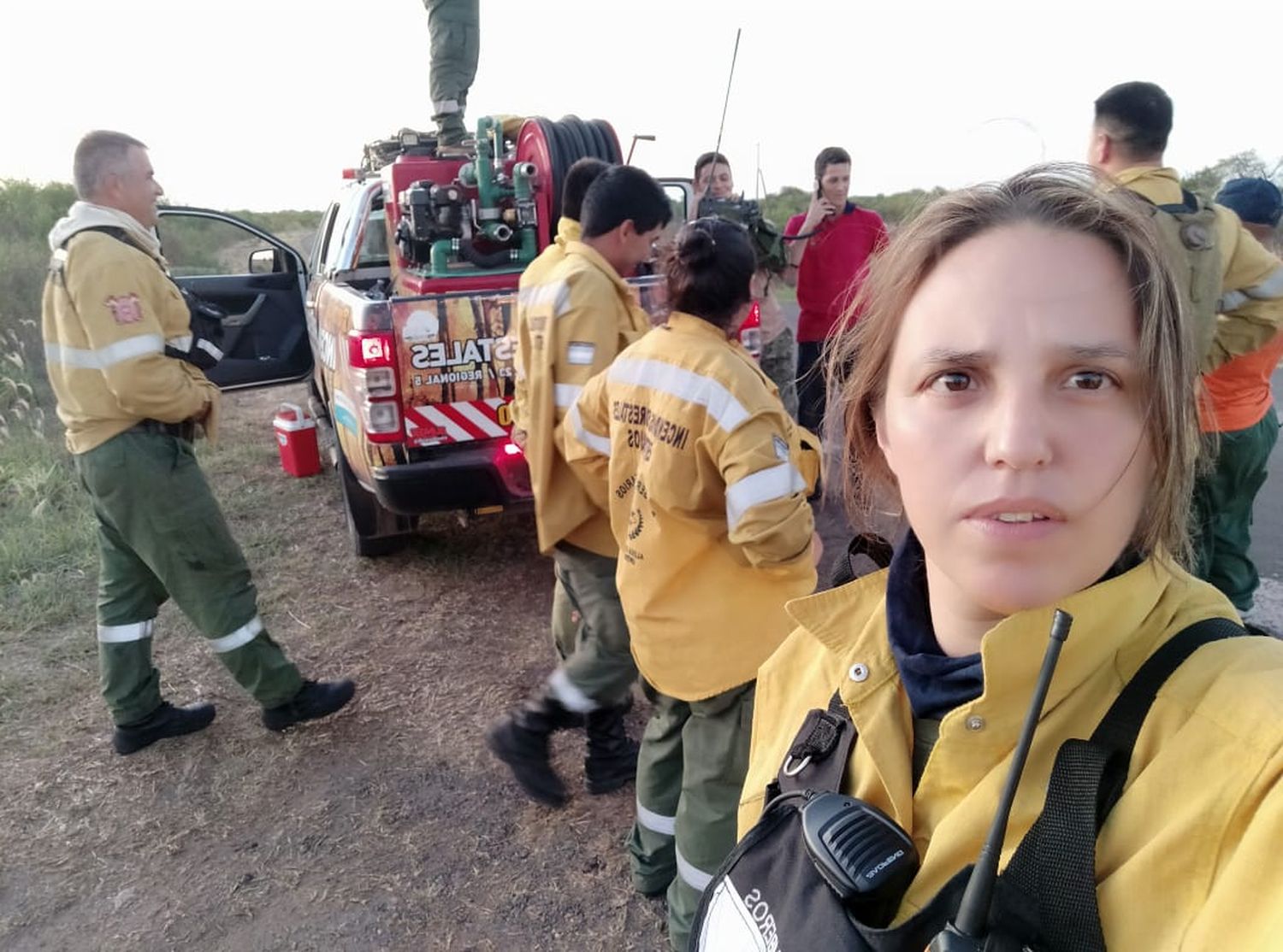 Una charla íntima con Betiana sobre su rol como bombero, mamá y cantante