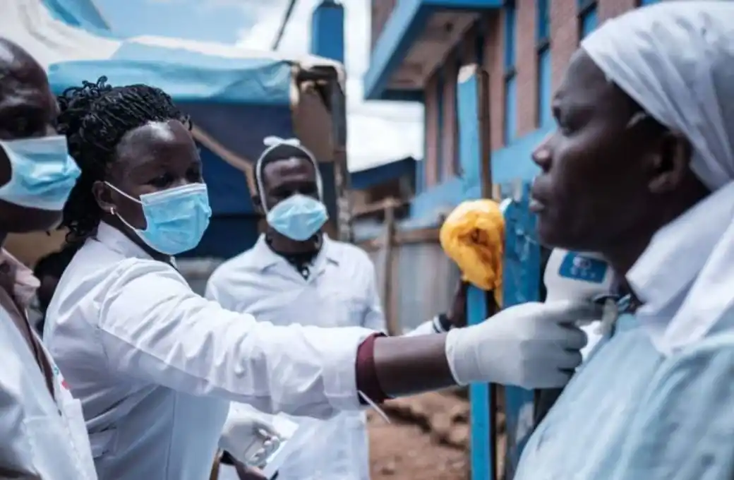 Sudáfrica empieza a vacunar contra el coronavirus a los adultos mayores