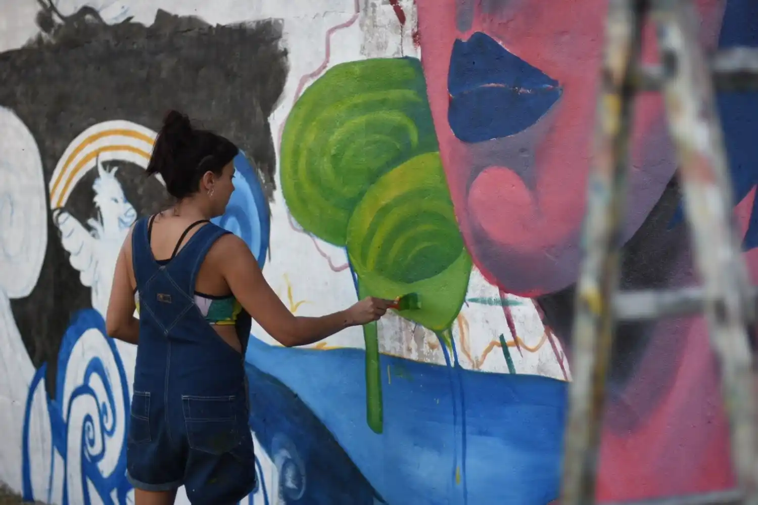 Se desarrolla en Larroque el segundo Encuentro Provincial de Muralismo