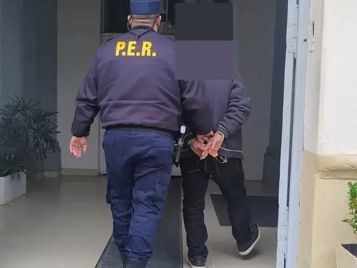 Detuvieron a un hombre por hurtar en un supermercado del centro escondiendo mercadería en su ropa