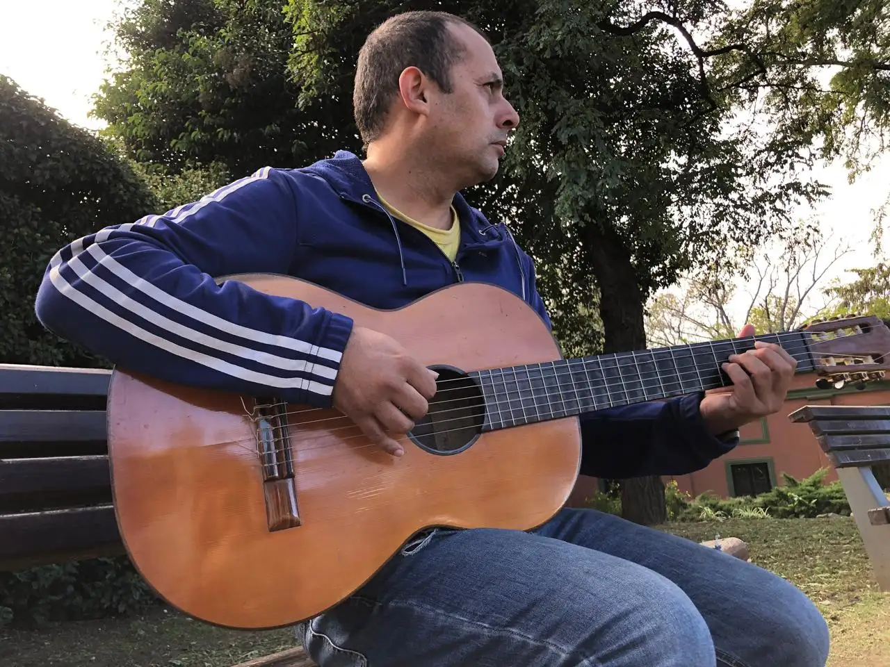 Juan Ignacio "Chango" Enríquez, de vuelta en Tandil tras 30 años de trayectoria en la música.
