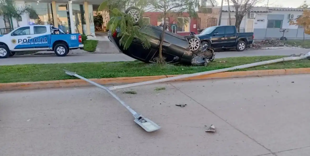 Alcoholizado, perdió el control del auto, volcó y quedó con las cuatro ruedas hacia arriba en un cantero en Chajarí