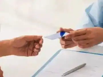 Obras sociales y prepagas deberán ofrecer credenciales físicas