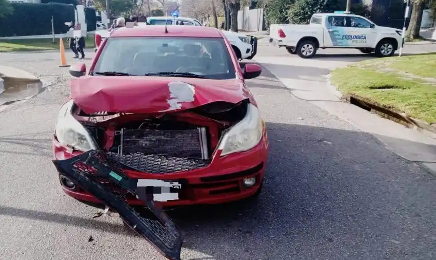Chocó de atrás a una camioneta y debió ser trasladada al HIGA