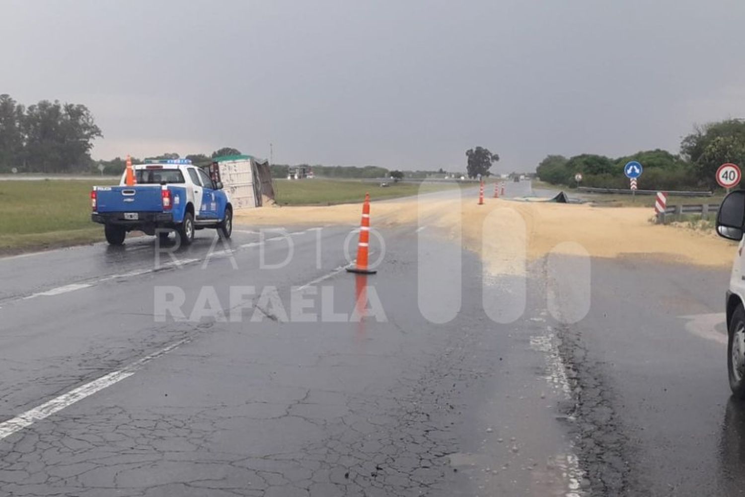 Complicaciones en el tránsito: media calzada obstruida en RN 19