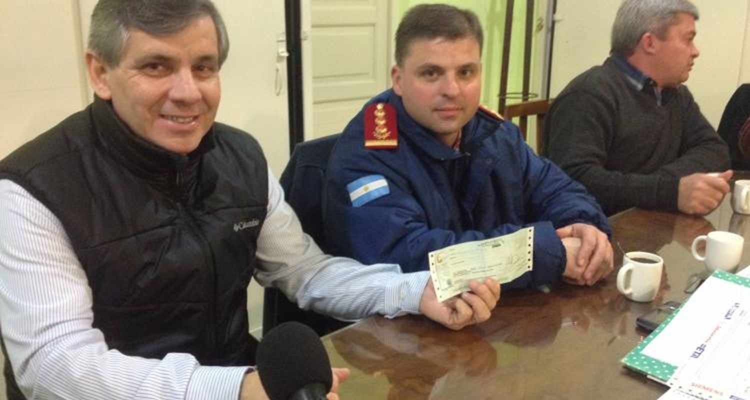 Guillermo Britos entregó subsidio a Bomberos