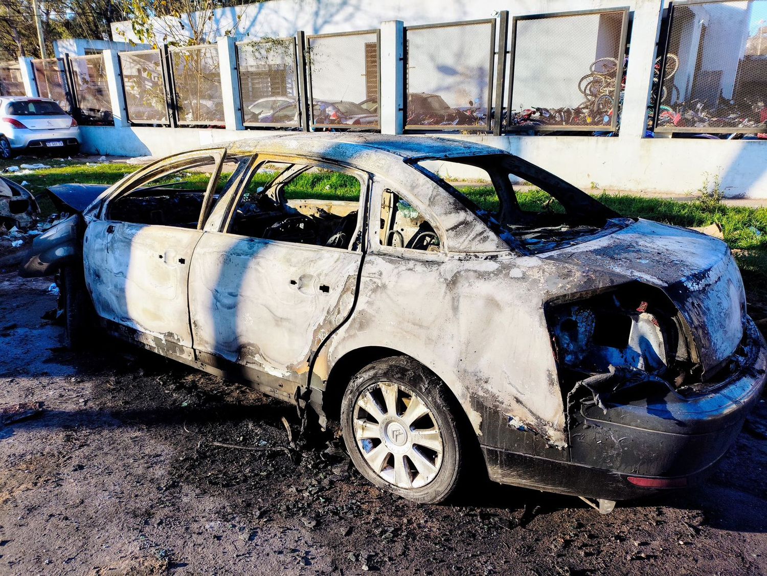 Se incendió un auto frente a la Comisaría 12ª en zona oeste