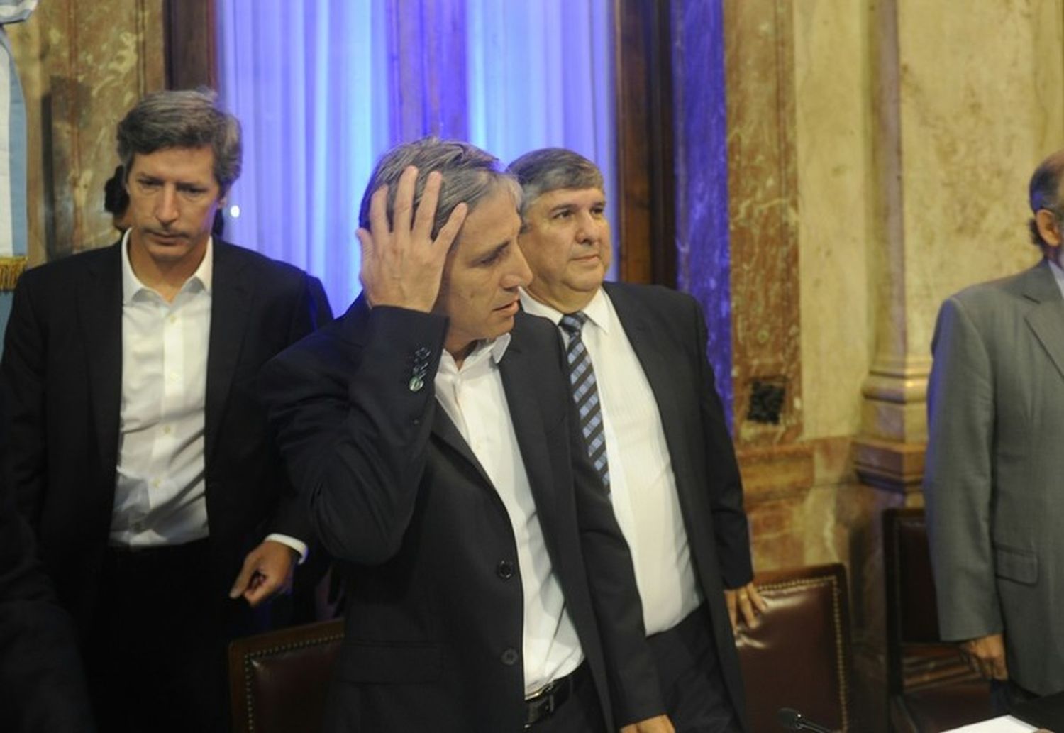 Caputo le mandó "un papelito" a Cerruti y su interpelación terminó en escándalo