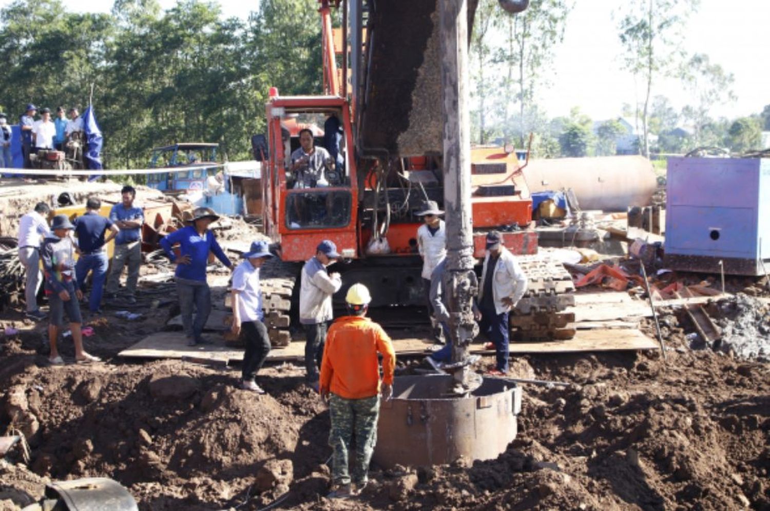 Tragedia en Vietnam: declararon muerto al niño que cayó en un pozo