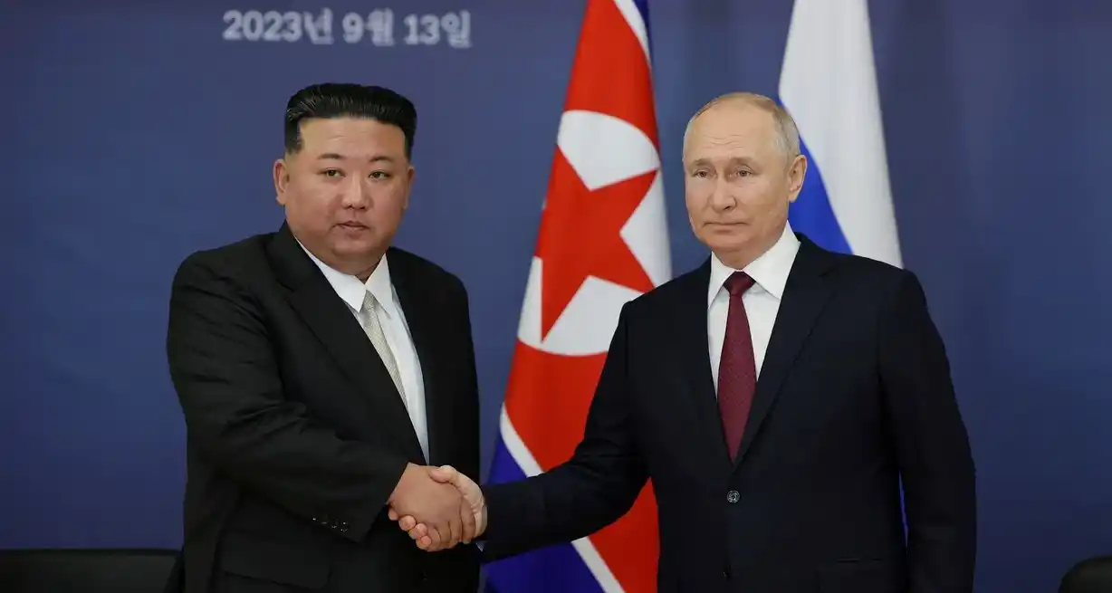 Kim Jong-un estrechando la mano con Vladimir Putin. Crédito: Sputnik/Vladimir Smirnov