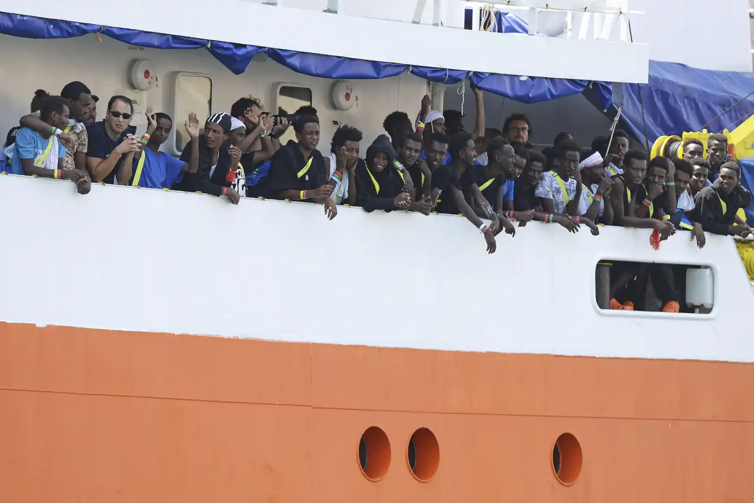El Aquarius irá a Malta y sus migrantes se distribuirán entre otros cuatro países