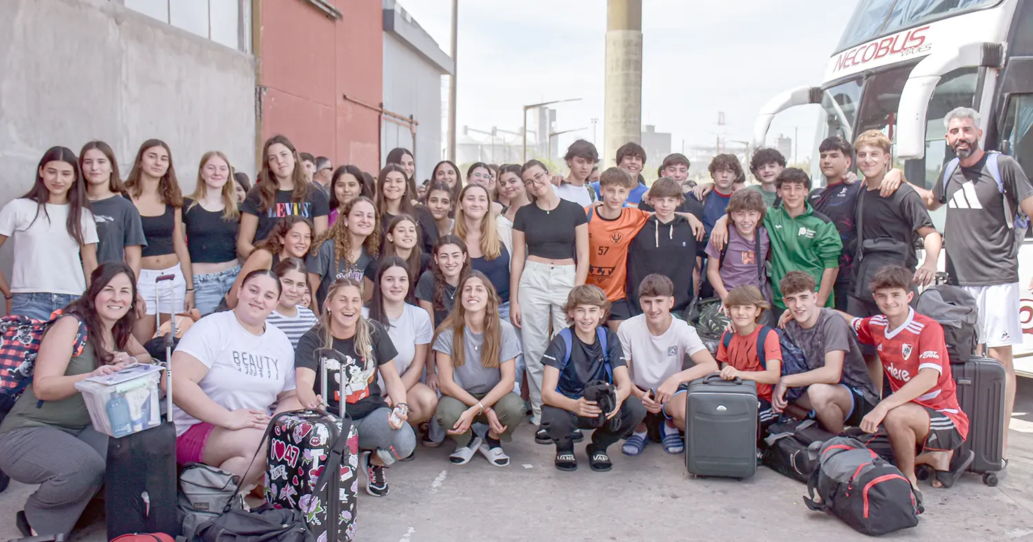 En el Polideportivo, el grupo de nuestra ciudad antes de subir al colectivo