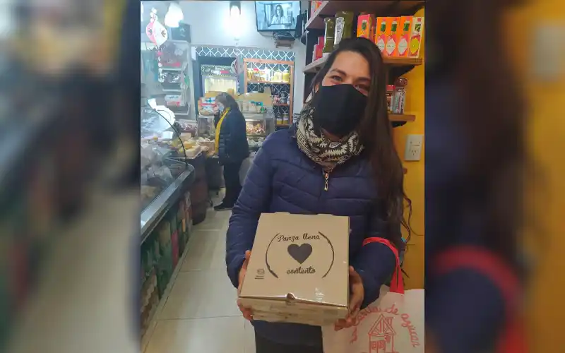 Neri pasó por Lo de Urbano para retirar su premio del Día del Amigo