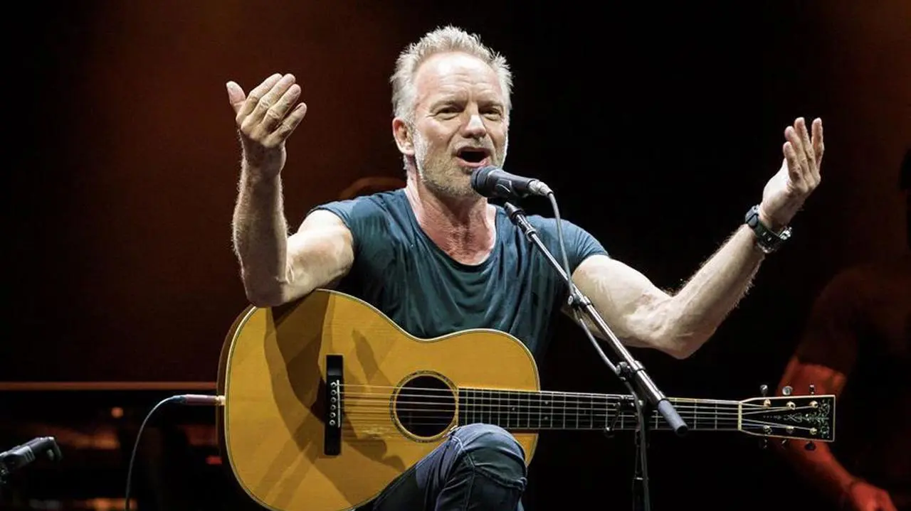 Sting. Cantante y músico, apasionado por la labor, en plena puesta en escena.