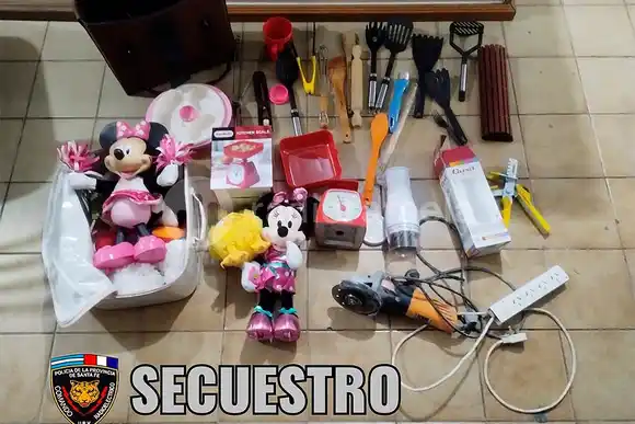 Detuvieron a una persona que caminaba encapuchada con objetos sospechosos en su poder