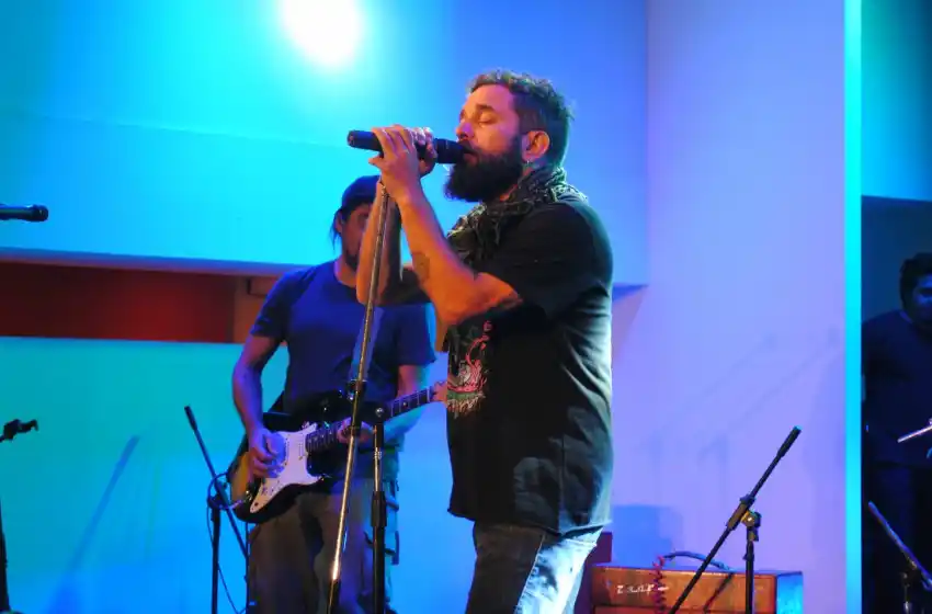 El rock rosarino hizo vibrar a Espacio Clarín
