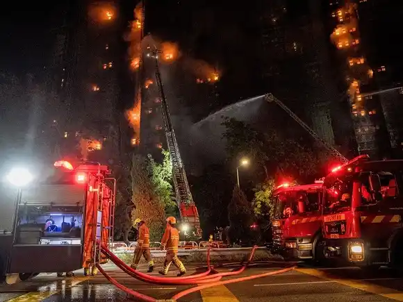 Anuncian la detención de 13 personas por el incendio en Hong Kong