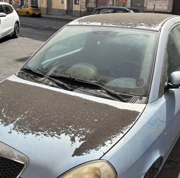 Ceniza volcánica. En las calles de Catania, por la erupción del Etna