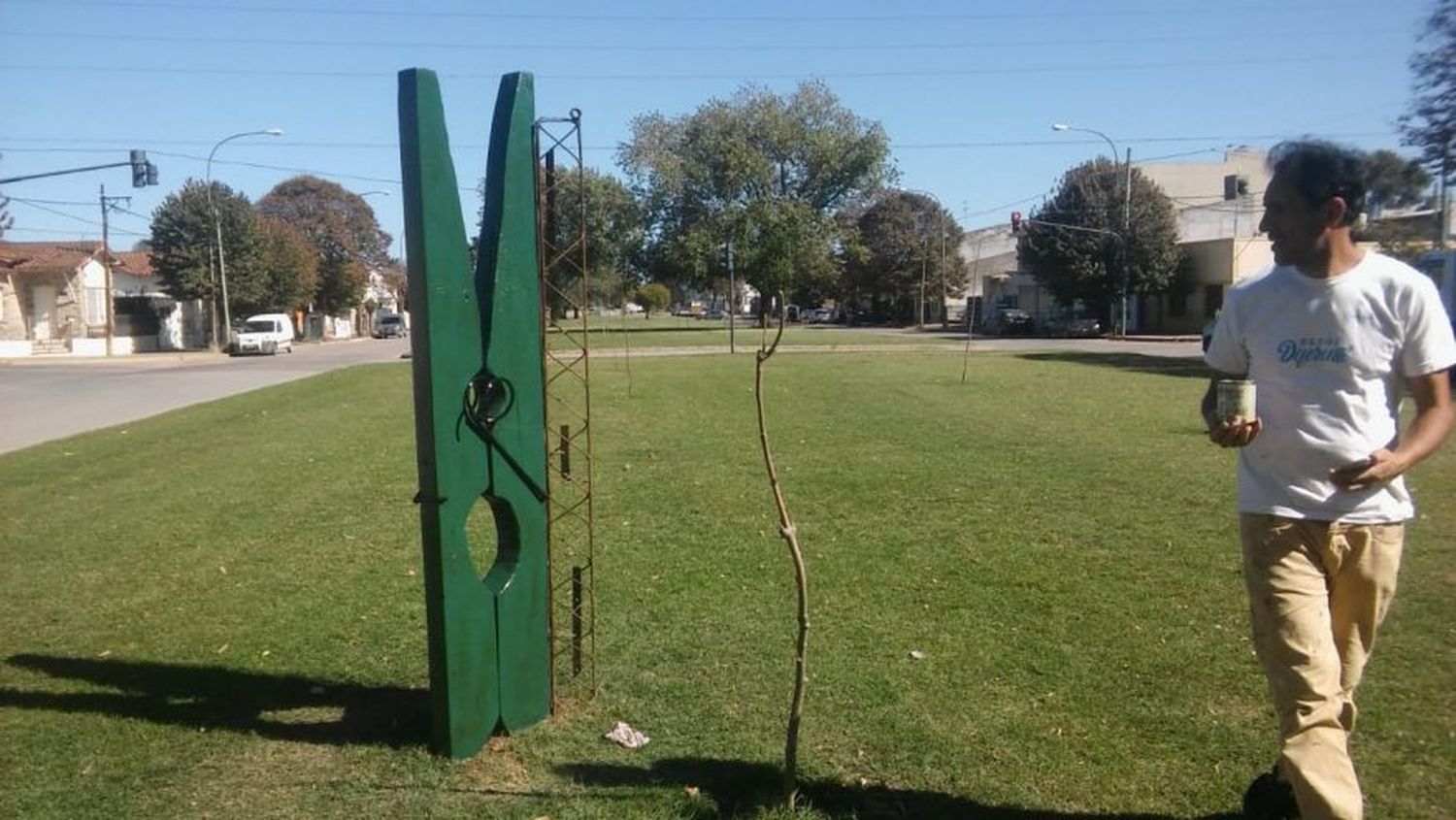Trabajos de mantenimiento en esculturas de hierro y madera