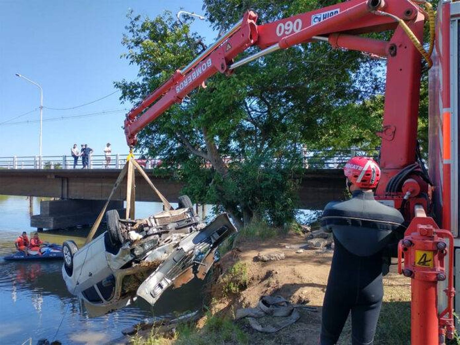 Murió una mujer al caer auto a un arroyo: el acompañante fue hospitalizado