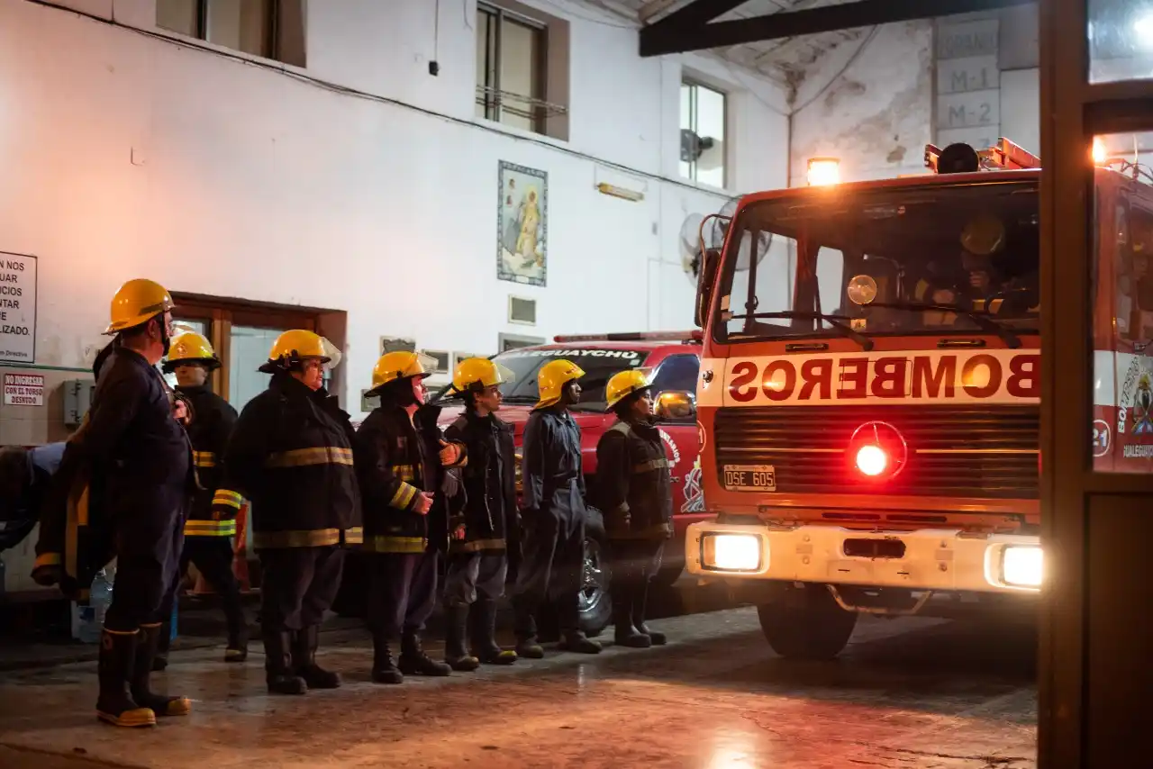 Policías y bomberos homenajearon a sus compañeros fallecidos en el incendio de Villa Crespo